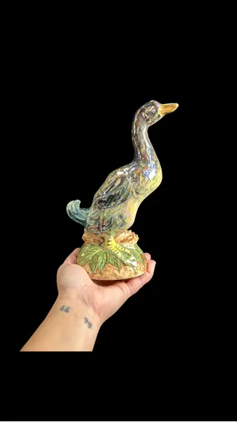 Foto de um(a) Ganso em Porcelana Furta Cor, da categoria de Modelos e estatuetas. Belíssimo ganso vintage em porcelana, pintura à mão com policromia furta cor em lindos tons de fume esverdeado, base... Mostrado de uma perspectiva diferente. Vendido no marketplace Trésors.