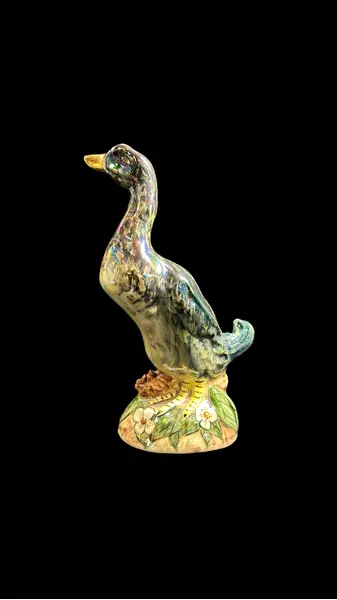 Foto de um(a) Ganso em Porcelana Furta Cor, da categoria de Modelos e estatuetas. Belíssimo ganso vintage em porcelana, pintura à mão com policromia furta cor em lindos tons de fume esverdeado, base... Mostrado de uma perspectiva diferente. Vendido no marketplace Trésors.