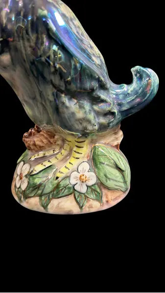 Foto de um(a) Ganso em Porcelana Furta Cor, da categoria de Modelos e estatuetas. Belíssimo ganso vintage em porcelana, pintura à mão com policromia furta cor em lindos tons de fume esverdeado, base... Mostrado de uma perspectiva diferente. Vendido no marketplace Trésors.