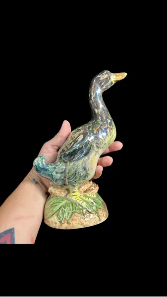 Foto de um(a) Ganso em Porcelana Furta Cor, da categoria de Modelos e estatuetas. Belíssimo ganso vintage em porcelana, pintura à mão com policromia furta cor em lindos tons de fume esverdeado, base... Mostrado de uma perspectiva diferente. Vendido no marketplace Trésors.