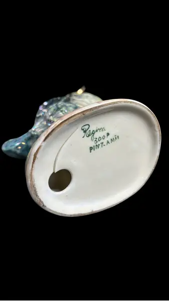 Foto de um(a) Ganso em Porcelana Furta Cor, da categoria de Modelos e estatuetas. Belíssimo ganso vintage em porcelana, pintura à mão com policromia furta cor em lindos tons de fume esverdeado, base... Mostrado de uma perspectiva diferente. Vendido no marketplace Trésors.