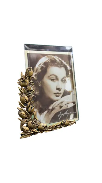 Foto de um(a) Porta Retrato Vintage, da categoria de Porta retratos. Porta retrato vintage com guarnições em lindo floral em bronze e sanduíche de vidros, o da frete possivelmente cristal... Vendido no marketplace Trésors.