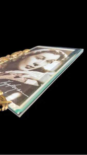 Foto de um(a) Porta Retrato Vintage, da categoria de Porta retratos. Porta retrato vintage com guarnições em lindo floral em bronze e sanduíche de vidros, o da frete possivelmente cristal... Mostrado de uma perspectiva diferente. Vendido no marketplace Trésors.
