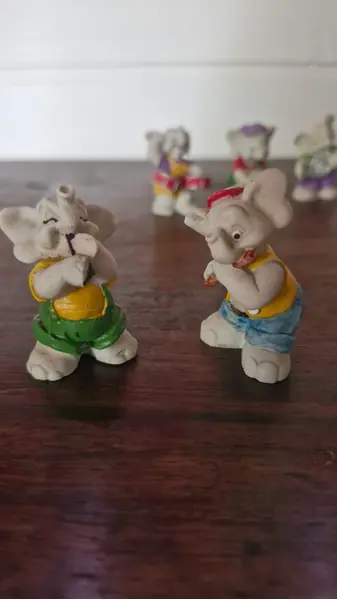 Foto de um(a) Rara Coleção de Elefantinhos Músicos, da categoria de Modelos e estatuetas. Raríssima coleção com 11 elefantinhos músicos, de 1994, todos em resina. Acompanha também 2 coelhinhos em resina. Medindo... Mostrado de uma perspectiva diferente. Vendido no marketplace Trésors.