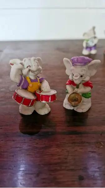 Foto de um(a) Rara Coleção de Elefantinhos Músicos, da categoria de Modelos e estatuetas. Raríssima coleção com 11 elefantinhos músicos, de 1994, todos em resina. Acompanha também 2 coelhinhos em resina. Medindo... Mostrado de uma perspectiva diferente. Vendido no marketplace Trésors.