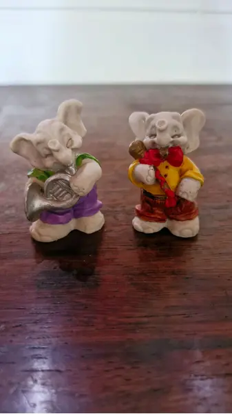 Foto de um(a) Rara Coleção de Elefantinhos Músicos, da categoria de Modelos e estatuetas. Raríssima coleção com 11 elefantinhos músicos, de 1994, todos em resina. Acompanha também 2 coelhinhos em resina. Medindo... Mostrado de uma perspectiva diferente. Vendido no marketplace Trésors.