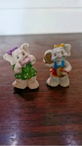 Foto de um(a) Rara Coleção de Elefantinhos Músicos, da categoria de Modelos e estatuetas. Raríssima coleção com 11 elefantinhos músicos, de 1994, todos em resina. Acompanha também 2 coelhinhos em resina. Medindo... Mostrado de uma perspectiva diferente. Vendido no marketplace Trésors.