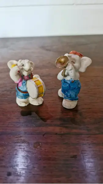 Foto de um(a) Rara Coleção de Elefantinhos Músicos, da categoria de Modelos e estatuetas. Raríssima coleção com 11 elefantinhos músicos, de 1994, todos em resina. Acompanha também 2 coelhinhos em resina. Medindo... Mostrado de uma perspectiva diferente. Vendido no marketplace Trésors.