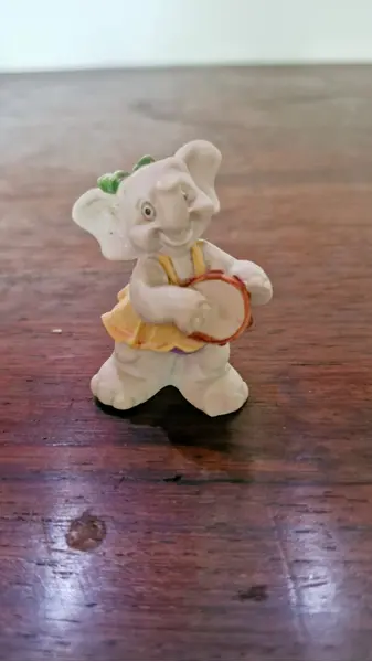 Foto de um(a) Rara Coleção de Elefantinhos Músicos, da categoria de Modelos e estatuetas. Raríssima coleção com 11 elefantinhos músicos, de 1994, todos em resina. Acompanha também 2 coelhinhos em resina. Medindo... Mostrado de uma perspectiva diferente. Vendido no marketplace Trésors.