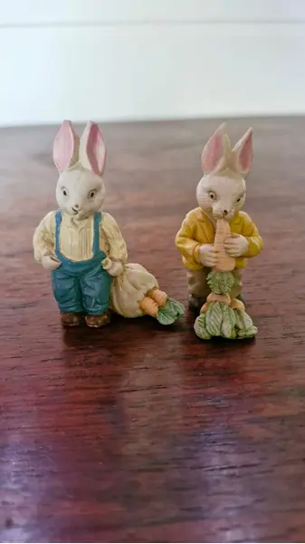 Foto de um(a) Rara Coleção de Elefantinhos Músicos, da categoria de Modelos e estatuetas. Raríssima coleção com 11 elefantinhos músicos, de 1994, todos em resina. Acompanha também 2 coelhinhos em resina. Medindo... Mostrado de uma perspectiva diferente. Vendido no marketplace Trésors.