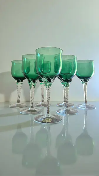 Foto de um(a) Conjunto com 06 taças verdes em cristal Bohemia década de 1960, da categoria de Jogos de taças e copos. Lindo conjunto com 06 taças para vinho tinto em fino cristal da Bohemia cor verde esmeralda com haste em desenho... Mostrado de uma perspectiva diferente. Vendido no marketplace Trésors.