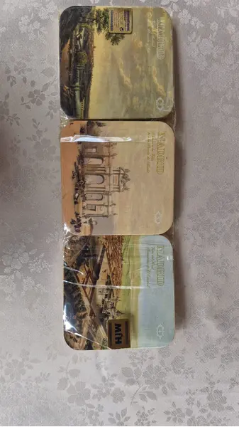 Foto de um(a) Conjunto de porta-copos fabricados na Espanha, da categoria de Porta-copos. Lindo conjunto com 6 porta-copos de madeira confeccionados em Barcelona, com fotos de pontos turísticos de Madri. Embalagem... Mostrado de uma perspectiva diferente. Vendido no marketplace Trésors.