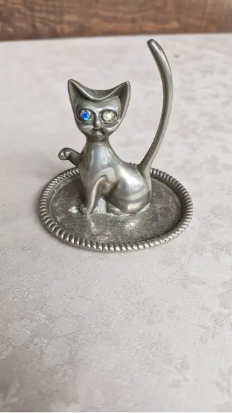 Foto de um(a) Raro porta-anéis anos 70 espessurado a prata, da categoria de Porta-Jóias. Belo e raro porta-anéis espessurado a prata, em formato de gato. Peça vintage dos anos 70. Mostrado de uma perspectiva diferente. Vendido no marketplace Trésors.