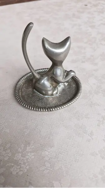 Foto de um(a) Raro porta-anéis anos 70 espessurado a prata, da categoria de Porta-Jóias. Belo e raro porta-anéis espessurado a prata, em formato de gato. Peça vintage dos anos 70. Mostrado de uma perspectiva diferente. Vendido no marketplace Trésors.