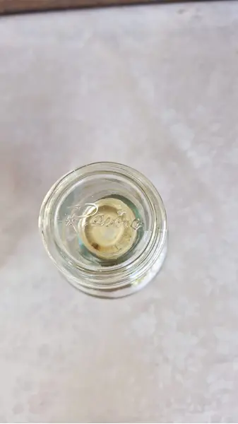 Foto de um(a) Três belos e raros frascos de vidro - perfumeiros, da categoria de Outros colecionáveis. Três raros perfumeiros antigos, medindo 20cm. Mostrado de uma perspectiva diferente. Vendido no marketplace Trésors.