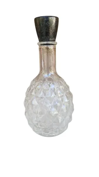 Foto de um(a) Três belos e raros frascos de vidro - perfumeiros, da categoria de Outros colecionáveis. Três raros perfumeiros antigos, medindo 20cm. Mostrado de uma perspectiva diferente. Vendido no marketplace Trésors.