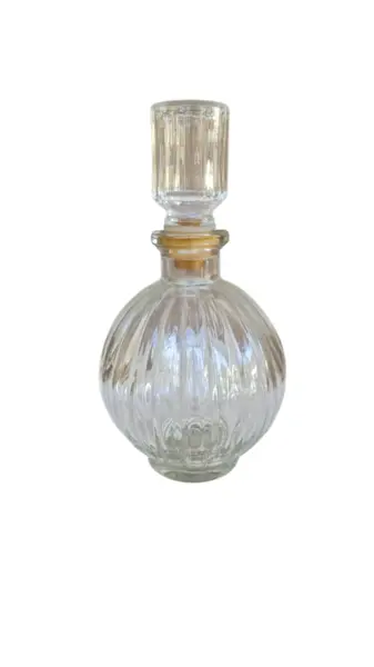 Foto de um(a) Três belos e raros frascos de vidro - perfumeiros, da categoria de Outros colecionáveis. Três raros perfumeiros antigos, medindo 20cm. Mostrado de uma perspectiva diferente. Vendido no marketplace Trésors.