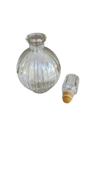 Foto de um(a) Três belos e raros frascos de vidro - perfumeiros, da categoria de Outros colecionáveis. Três raros perfumeiros antigos, medindo 20cm. Mostrado de uma perspectiva diferente. Vendido no marketplace Trésors.