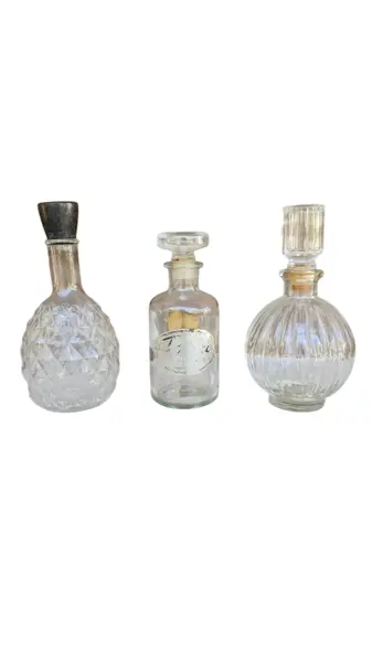 Foto de um(a) Três belos e raros frascos de vidro - perfumeiros, da categoria de Outros colecionáveis. Três raros perfumeiros antigos, medindo 20cm. Vendido no marketplace Trésors.