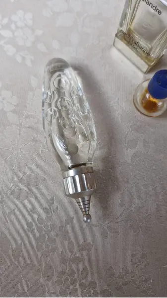 Foto de um(a) Rara coleção de mini frascos antigos de perfumes franceses, da categoria de Outros colecionáveis. Rara coleção com seis belos mini frascos antigos de perfumes franceses, sendo: Muguet Caron, Shocking Schiaparelli, Caron... Mostrado de uma perspectiva diferente. Vendido no marketplace Trésors.