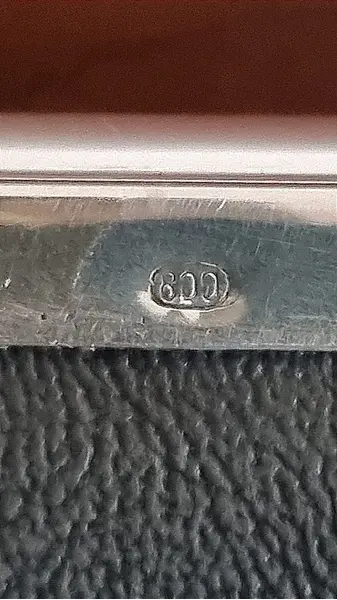 Foto de um(a) Cigarreira Em Prata Italiana Prata Lisa, da categoria de Cigarreiras e piteiras. Linda caixa/cigarreira de mesa em prata italiana com tampo em trabalho de guilhoché. Interior revestido em lâminas de... Mostrado de uma perspectiva diferente. Vendido no marketplace Trésors.