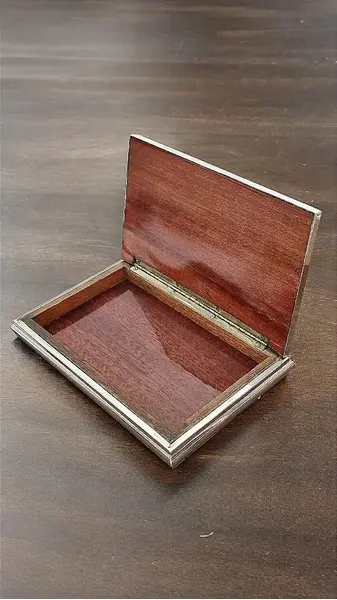 Foto de um(a) Cigarreira Em Prata Italiana Prata Lisa, da categoria de Cigarreiras e piteiras. Linda caixa/cigarreira de mesa em prata italiana com tampo em trabalho de guilhoché. Interior revestido em lâminas de... Mostrado de uma perspectiva diferente. Vendido no marketplace Trésors.