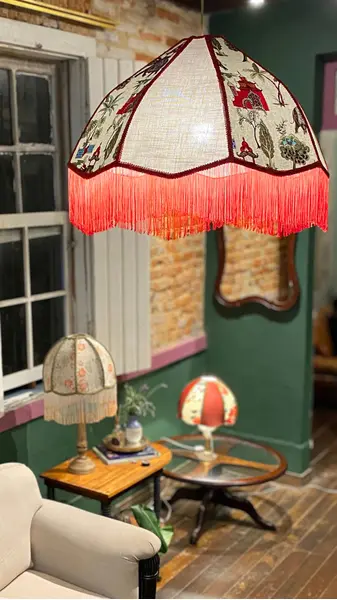 Foto de um(a) Lustre Pendente Grande JAIPUR, da categoria de Lustres. Medidas: 55A x 70C x 70L cm Estrutura em aço inox, revestido com tecidos selecionados, textura, durabilidade e beleza. Feito... Mostrado de uma perspectiva diferente. Vendido no marketplace Trésors.