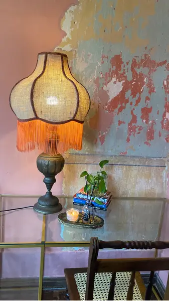 Foto de um(a) Abajur Atena, da categoria de Abajures. Imponente abajur em bronze com acabamento envelhecido, estrutura robusta. Cúpula feita artesanalmente com tecidos... Mostrado de uma perspectiva diferente. Vendido no marketplace Trésors.