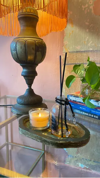 Foto de um(a) Abajur Atena, da categoria de Abajures. Imponente abajur em bronze com acabamento envelhecido, estrutura robusta. Cúpula feita artesanalmente com tecidos... Mostrado de uma perspectiva diferente. Vendido no marketplace Trésors.