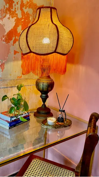 Foto de um(a) Abajur Atena, da categoria de Abajures. Imponente abajur em bronze com acabamento envelhecido, estrutura robusta. Cúpula feita artesanalmente com tecidos... Mostrado de uma perspectiva diferente. Vendido no marketplace Trésors.