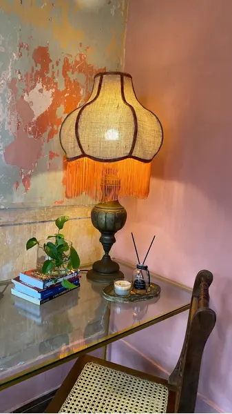 Foto de um(a) Abajur Atena, da categoria de Abajures. Imponente abajur em bronze com acabamento envelhecido, estrutura robusta. Cúpula feita artesanalmente com tecidos... Mostrado de uma perspectiva diferente. Vendido no marketplace Trésors.