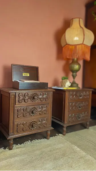 Foto de um(a) Par de Mesinhas Raizes, da categoria de Mesas laterais. Par de Mesinhas de Cabeceira Conjunto em madeira maciça com acabamento e detalhes entalhados. Mostrado de uma perspectiva diferente. Vendido no marketplace Trésors.