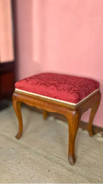 Foto de um(a) Banqueta Chippendele, da categoria de Banquetas. Banqueta clássica em madeira nobre, com detalhes delicados no estilo Chippendale. Mostrado de uma perspectiva diferente. Vendido no marketplace Trésors.