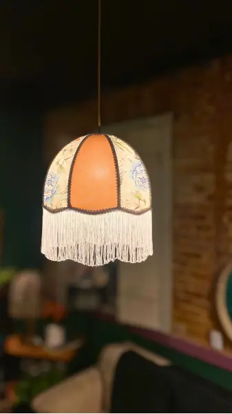 Foto de um(a) Pendente Florata, da categoria de Pendentes. Estrutura em aço inox, revestido com tecidos selecionados, textura durabilidade e beleza. Cúpula feita artesanalmente com... Mostrado de uma perspectiva diferente. Vendido no marketplace Trésors.