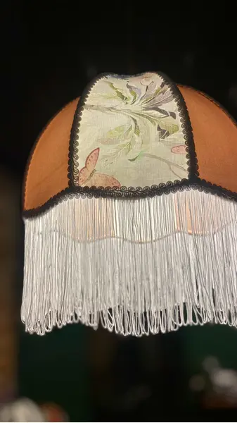 Foto de um(a) Pendente Florata, da categoria de Pendentes. Estrutura em aço inox, revestido com tecidos selecionados, textura durabilidade e beleza. Cúpula feita artesanalmente com... Mostrado de uma perspectiva diferente. Vendido no marketplace Trésors.