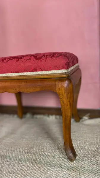 Foto de um(a) Banqueta Chippendele, da categoria de Banquetas. Banqueta clássica em madeira nobre, com detalhes delicados no estilo Chippendale. Mostrado de uma perspectiva diferente. Vendido no marketplace Trésors.