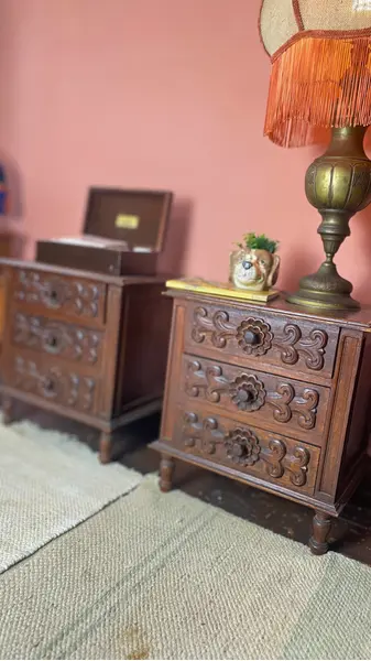 Foto de um(a) Par de Mesinhas Raizes, da categoria de Mesas laterais. Par de Mesinhas de Cabeceira Conjunto em madeira maciça com acabamento e detalhes entalhados. Mostrado de uma perspectiva diferente. Vendido no marketplace Trésors.