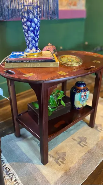 Foto de um(a) Mesinha lateral bandeja, da categoria de Mesas laterais. Antiguidade: Mesa oval com tampo removível e reversível em bandeja com abas dobráveis, executado em madeira nobre,... Mostrado de uma perspectiva diferente. Vendido no marketplace Trésors.