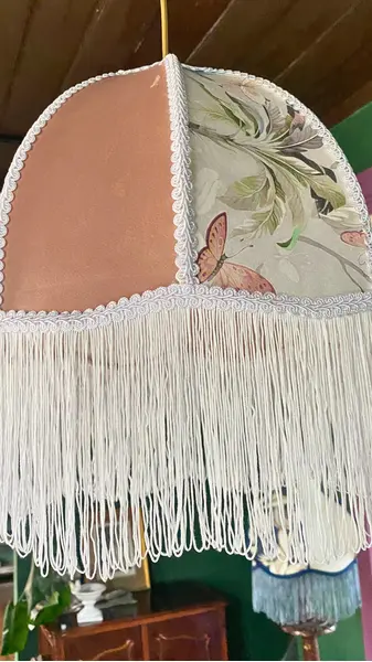 Foto de um(a) Pendente Florata, da categoria de Pendentes. Estrutura em aço inox, revestido com tecidos selecionados, textura durabilidade e beleza. Cúpula feita artesanalmente com... Mostrado de uma perspectiva diferente. Vendido no marketplace Trésors.