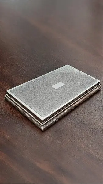 Foto de um(a) Cigarreira Em Prata Italiana Prata Lisa, da categoria de Cigarreiras e piteiras. Linda caixa/cigarreira de mesa em prata italiana com tampo em trabalho de guilhoché. Interior revestido em lâminas de... Mostrado de uma perspectiva diferente. Vendido no marketplace Trésors.