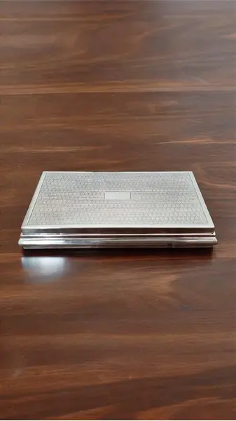 Foto de um(a) Cigarreira Em Prata Italiana Prata Lisa, da categoria de Cigarreiras e piteiras. Linda caixa/cigarreira de mesa em prata italiana com tampo em trabalho de guilhoché. Interior revestido em lâminas de... Mostrado de uma perspectiva diferente. Vendido no marketplace Trésors.