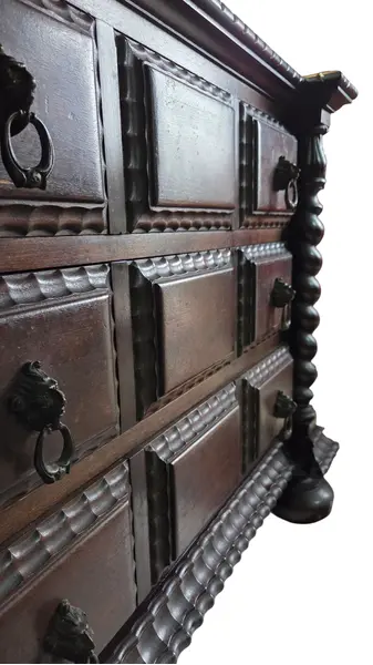 Foto de um(a) Móvel Manuelino em Jacarandá e Bronze, da categoria de Cômodas e Sapateira. Exuberante móvel Manuelino, uma verdadeira obra de arte da marcenaria clássica. Confeccionado inteiramente em Jacarandá... Mostrado de uma perspectiva diferente. Vendido no marketplace Trésors.