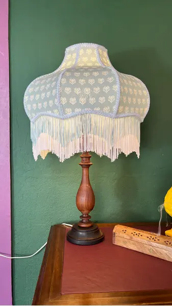 Foto de um(a) Abajur em madeira maciça nobre, da categoria de Abajures. Abajur em Madeira nobre maciça Medidas com Cúpula: 75A x 42D cm Quer uma cúpula diferente? Nós podemos personalizar sua... Mostrado de uma perspectiva diferente. Vendido no marketplace Trésors.