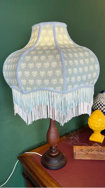 Foto de um(a) Abajur em madeira maciça nobre, da categoria de Abajures. Abajur em Madeira nobre maciça Medidas com Cúpula: 75A x 42D cm Quer uma cúpula diferente? Nós podemos personalizar sua... Mostrado de uma perspectiva diferente. Vendido no marketplace Trésors.