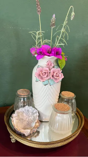 Foto de um(a) Antigo Vaso em Cerâmica, da categoria de Vasos. Antigo vaso confeccionado em cerâmica em tom creme, decorado com flores em alto relevo. Medindo: 20 x 9cm *NÃO ACOMPANHA OS... Mostrado de uma perspectiva diferente. Vendido no marketplace Trésors.