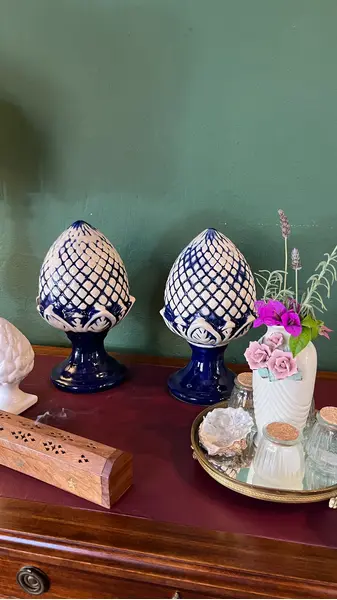 Foto de um(a) Par de Pinhas em Faiança, da categoria de Castiçais. Par de pinhas em faiança nas cores branco e azul, em perfeito estado. Med. 32x18 cm. Mostrado de uma perspectiva diferente. Vendido no marketplace Trésors.