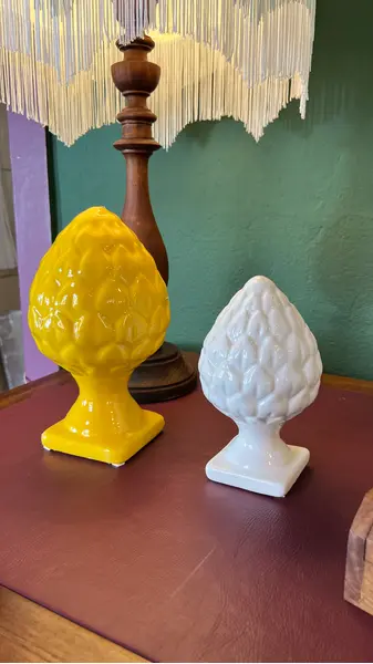 Foto de um(a) Par de Pinhas em cerâmica vitrificada, da categoria de Vasos. Lindas e delicadas Pinhas em cerâmica vitrificadas. medidas: Pinha amarela: 24A x 13D cm Pinha Branca: 18A x 11D. Mostrado de uma perspectiva diferente. Vendido no marketplace Trésors.