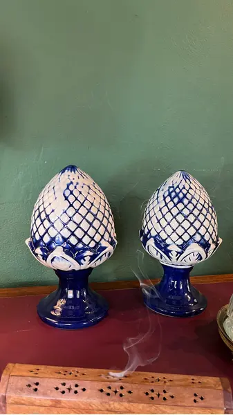 Foto de um(a) Par de Pinhas em Faiança, da categoria de Castiçais. Par de pinhas em faiança nas cores branco e azul, em perfeito estado. Med. 32x18 cm. Mostrado de uma perspectiva diferente. Vendido no marketplace Trésors.