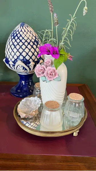 Foto de um(a) Antigo Vaso em Cerâmica, da categoria de Vasos. Antigo vaso confeccionado em cerâmica em tom creme, decorado com flores em alto relevo. Medindo: 20 x 9cm *NÃO ACOMPANHA OS... Mostrado de uma perspectiva diferente. Vendido no marketplace Trésors.