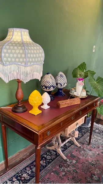 Foto de um(a) Par de Pinhas em cerâmica vitrificada, da categoria de Vasos. Lindas e delicadas Pinhas em cerâmica vitrificadas. medidas: Pinha amarela: 24A x 13D cm Pinha Branca: 18A x 11D. Mostrado de uma perspectiva diferente. Vendido no marketplace Trésors.